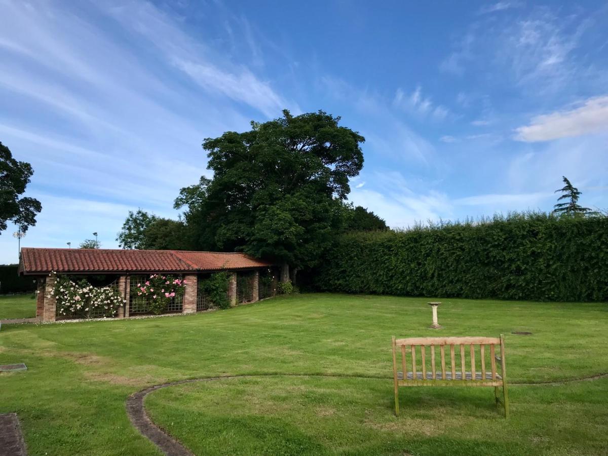 Charming Hen Cottage Countryside Retreat Lincoln Newball Exterior photo