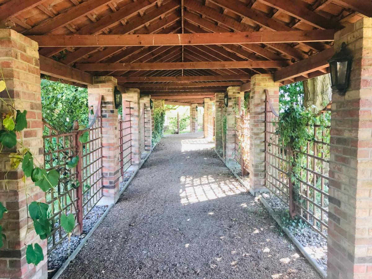 Charming Hen Cottage Countryside Retreat Lincoln Newball Exterior photo