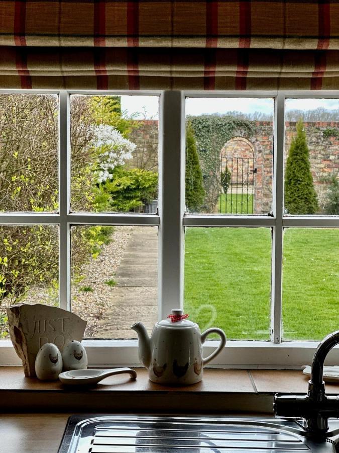 Charming Hen Cottage Countryside Retreat Lincoln Newball Exterior photo